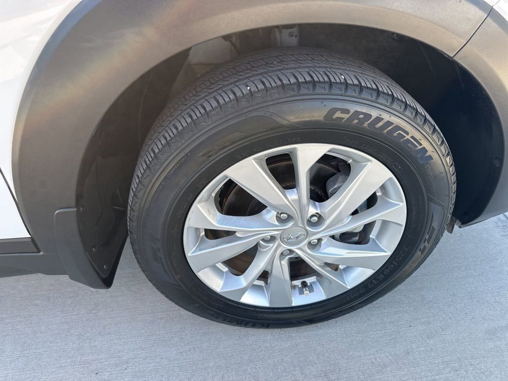 2021 White Cream Hyundai Tucson Value FWD SUV