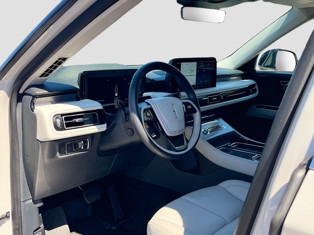Used 2025 White Lincoln Premiere image 9