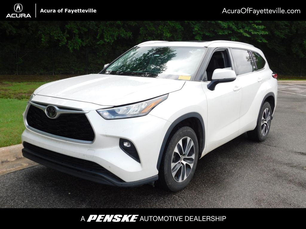 2020 Toyota Highlander XLE Hero Image