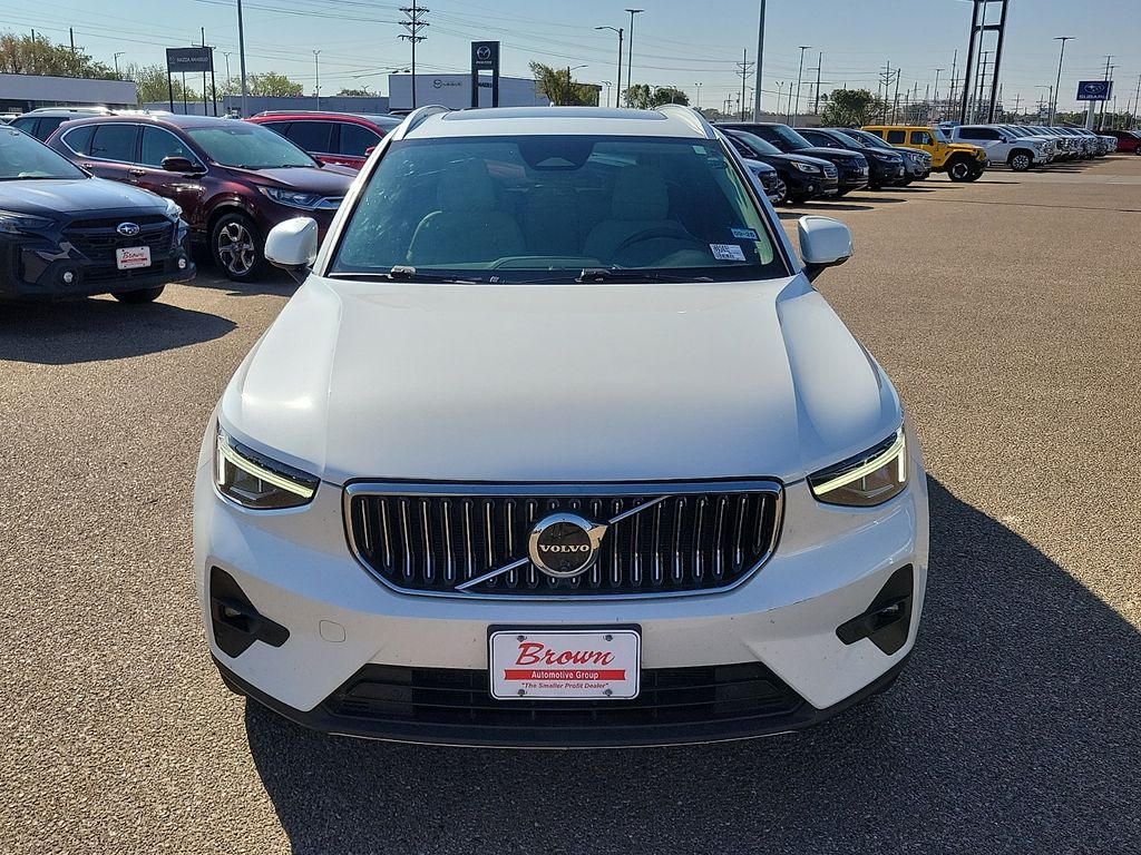 2023 Volvo XC40 B4 Plus Bright Theme - 2