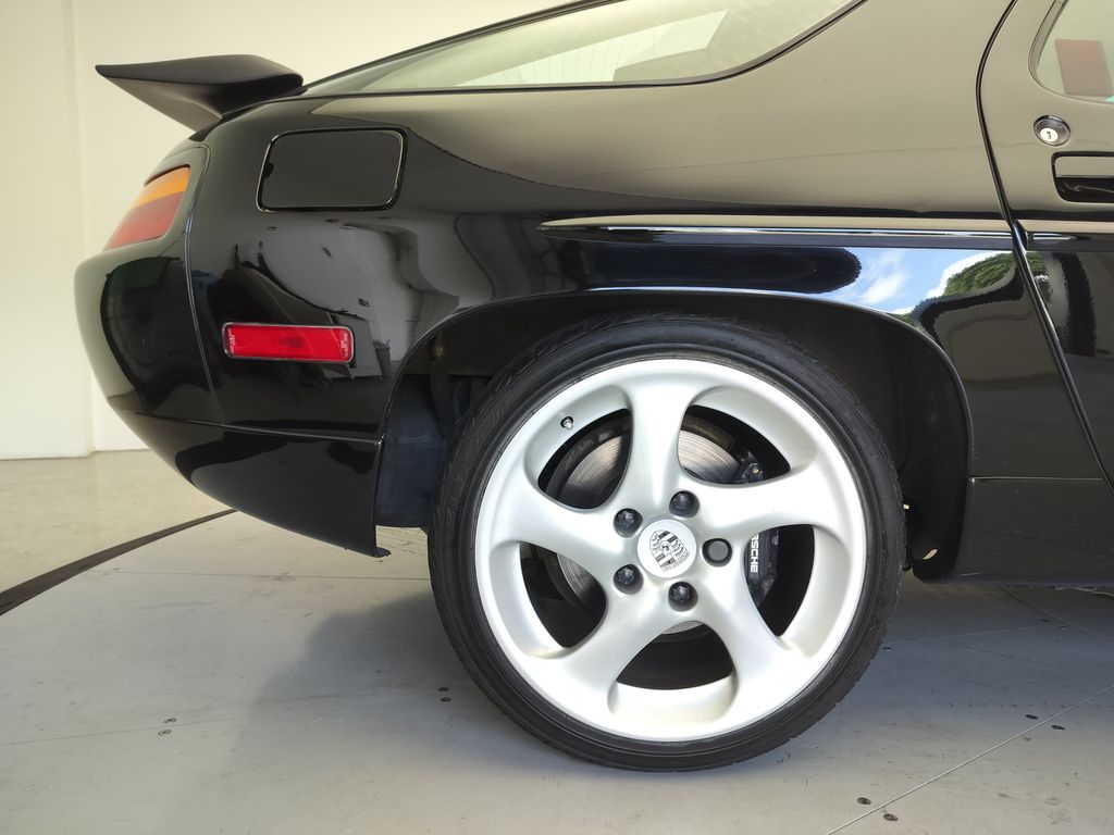 Thumbnail: 1988 Porsche 928 - 28