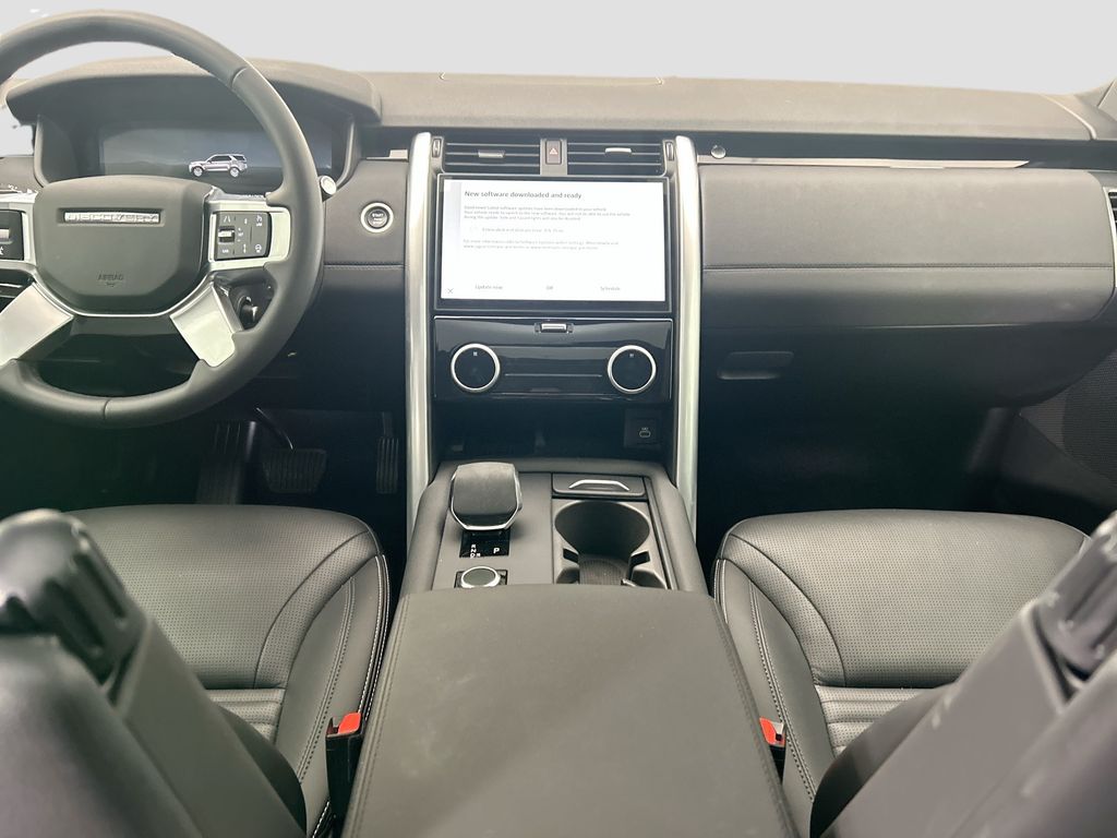 Thumbnail: 2025 Land Rover Discovery - 13