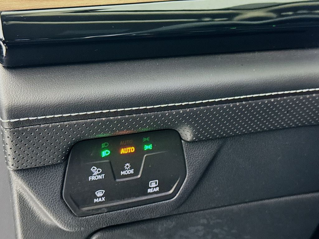 2024 Volkswagen Atlas 2.0T SE w/Technology photo