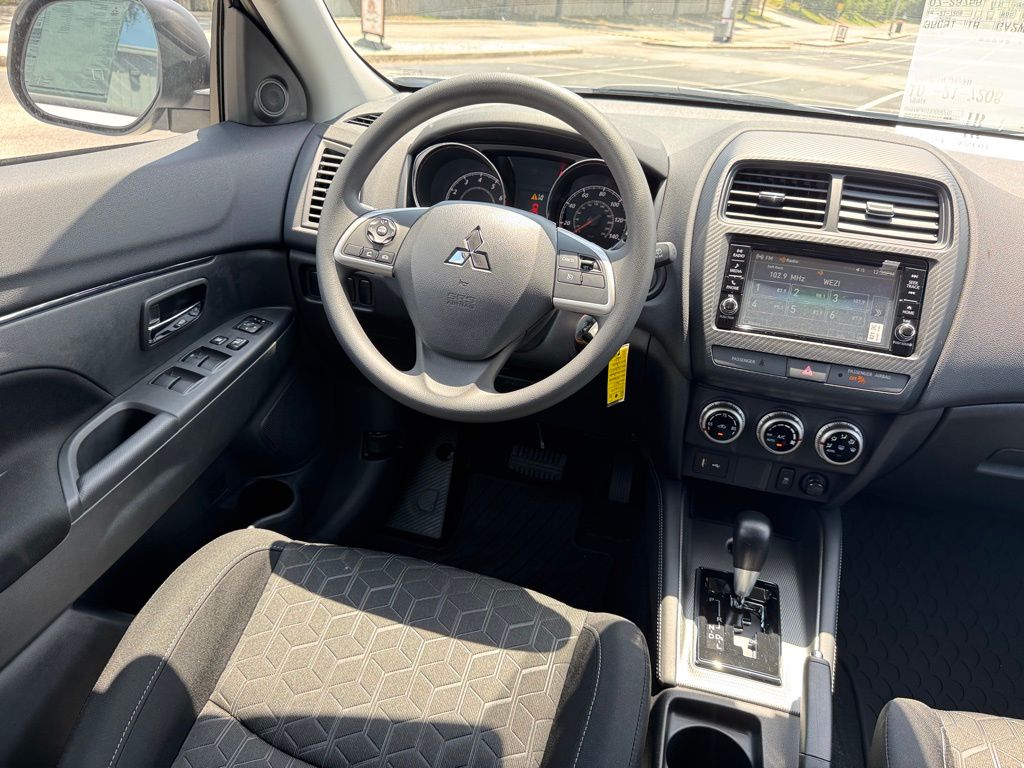 2025 Mitsubishi Outlander Sport ES photo 18