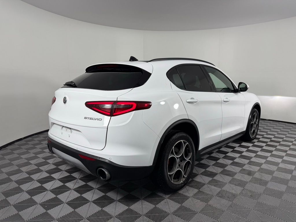 2018 Alfa Romeo Stelvio Base 5