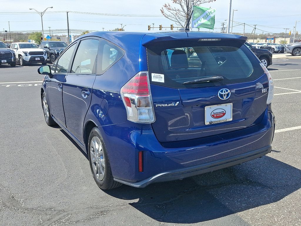 2015 Toyota Prius v Three 4