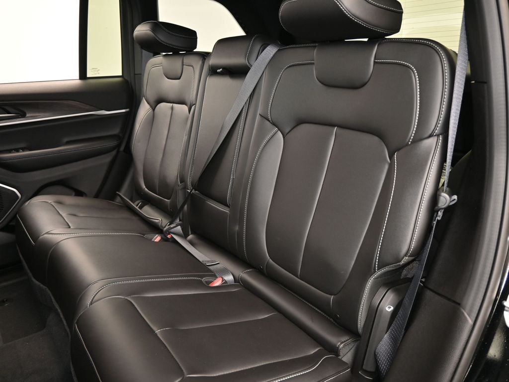 New 2026 Diamond Black Crystal Pearlcoat Jeep Limited image 28