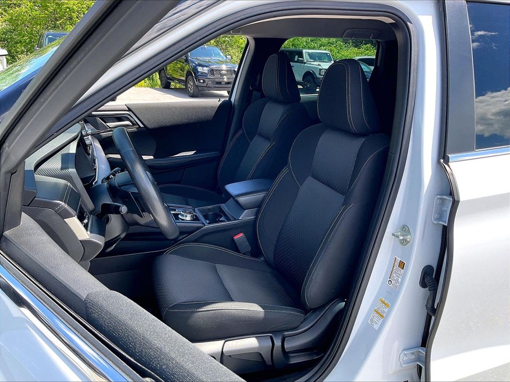 2023 Mitsubishi Outlander — photo 9