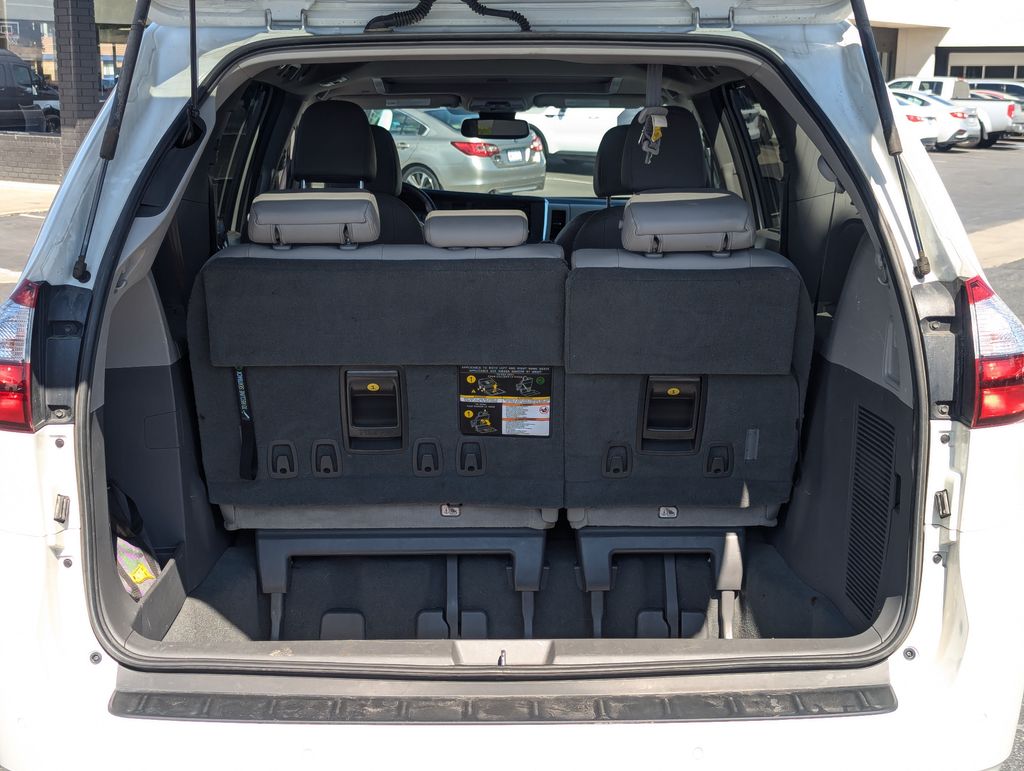 2019 Toyota Sienna XLE 36