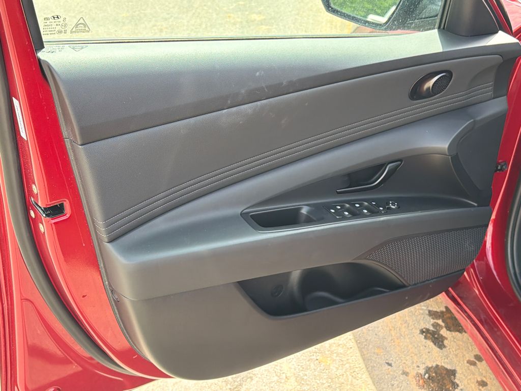 Used 2025 Red Hyundai SEL Sport image 10