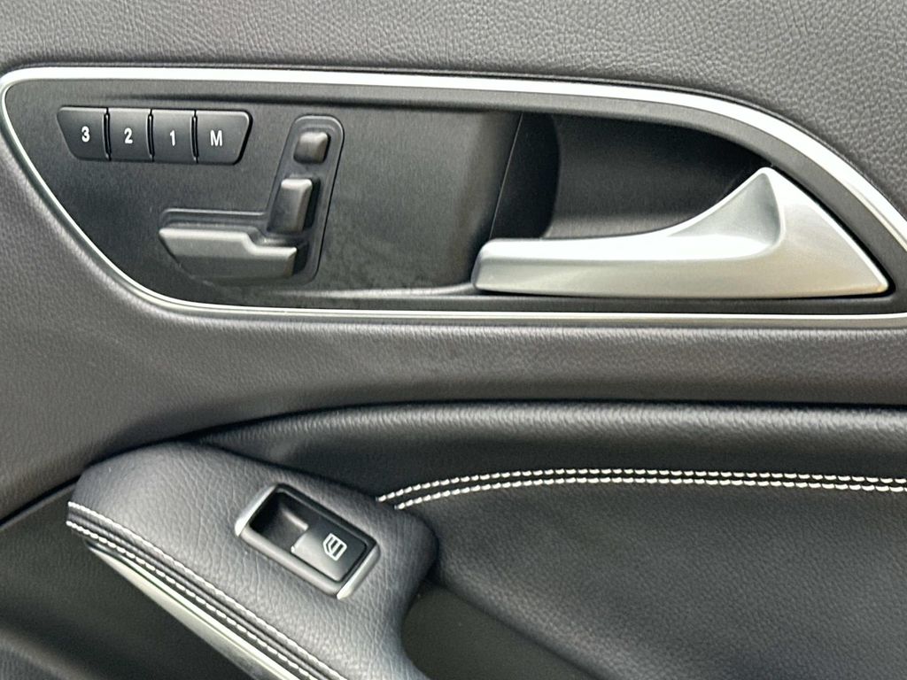 Thumbnail: 2017 Mercedes-Benz GLA - 21