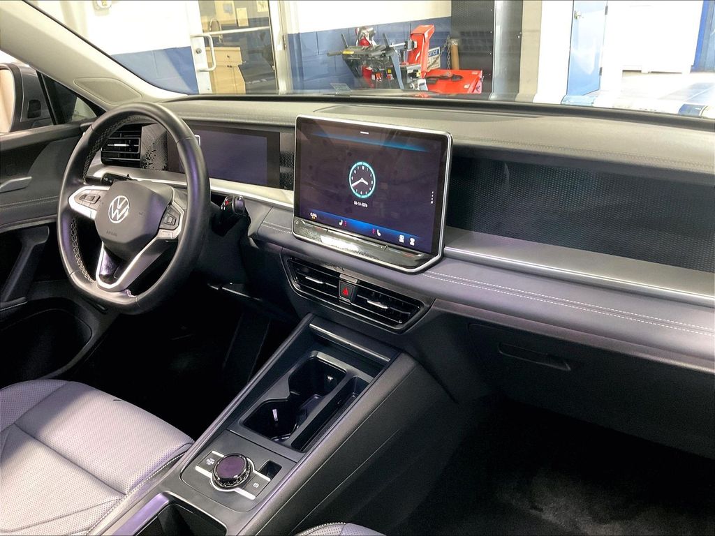 2025 Volkswagen Tiguan — photo 14