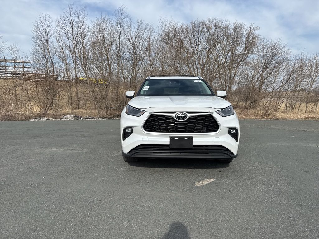 Used 2023 Toyota Highlander XLE with VIN 5TDKDRBH7PS030527 for sale in Zumbrota, Minnesota