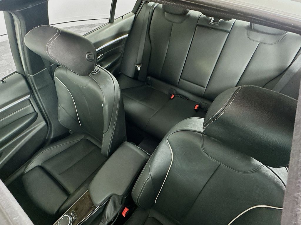 Thumbnail: 2016 BMW 3 Series - 21