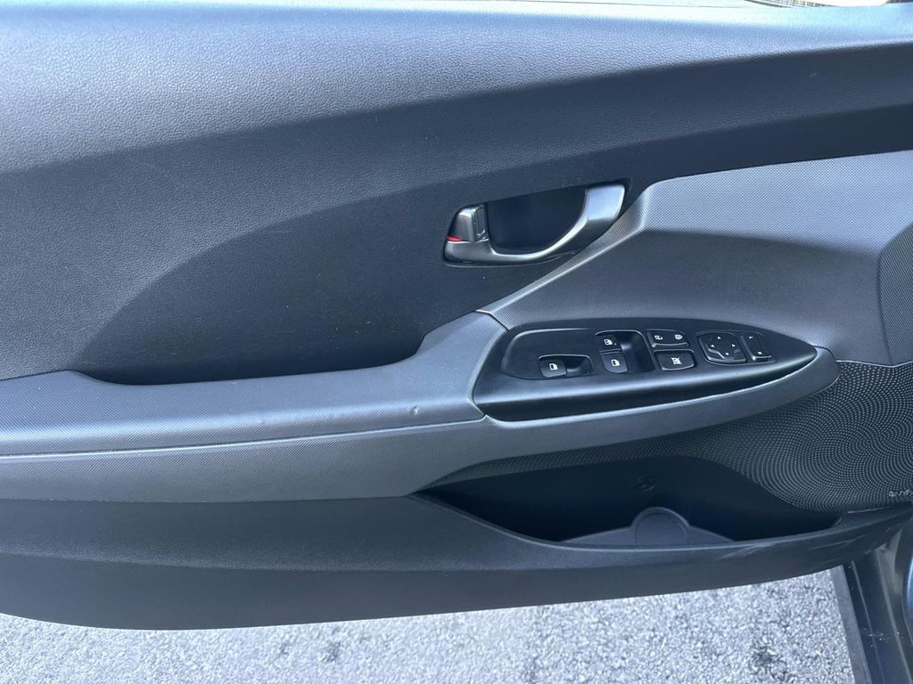 Thumbnail: 2020 Hyundai Veloster - 28