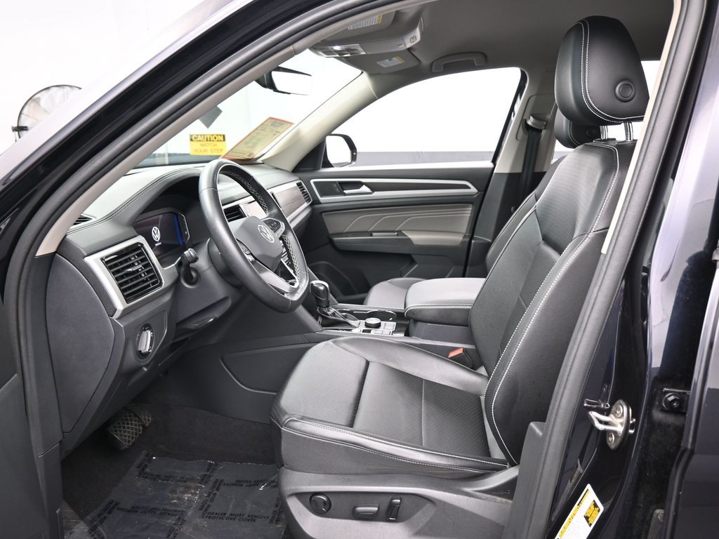 Used 2022 Deep Black Volkswagen 3.6L V6 SE w/Technology image 11