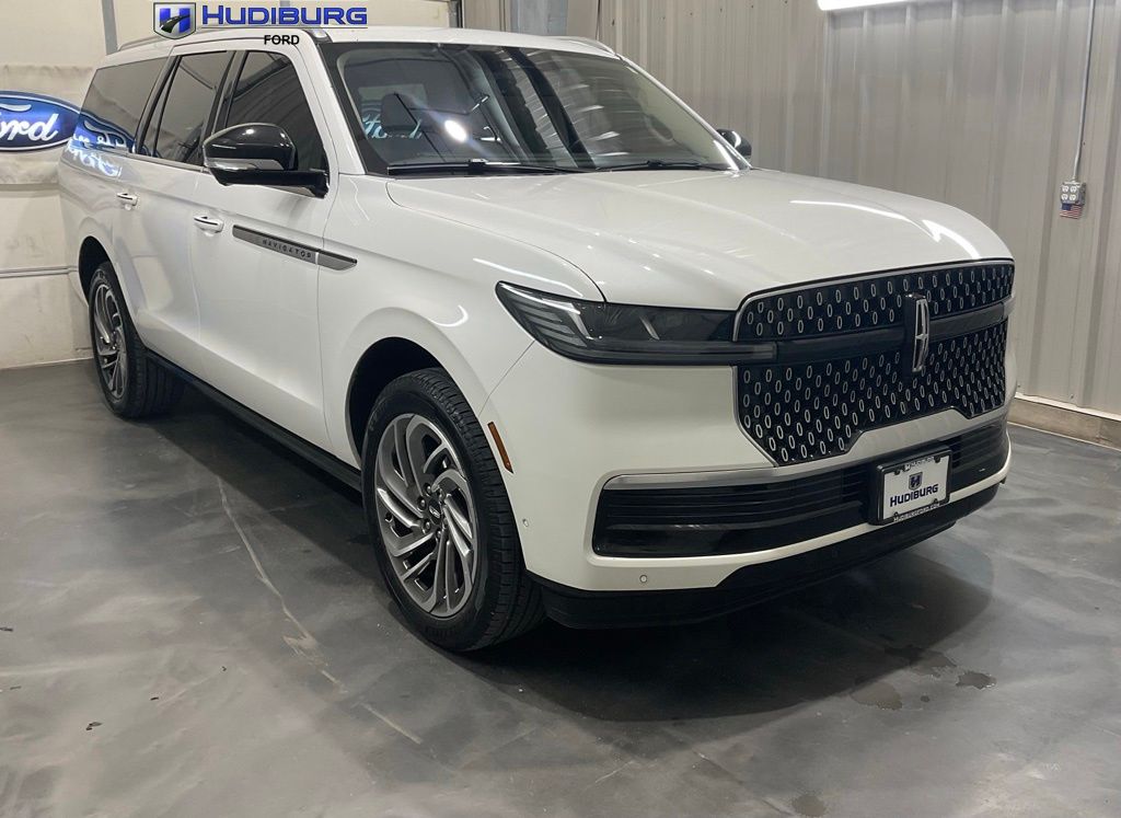 White Metallic 2025 Lincoln Navigator SUV / Crossover Four-Wheel Drive Automatic