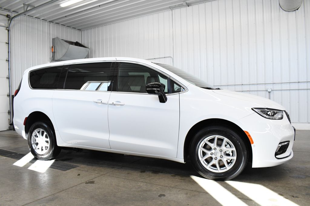 Used 2026 White Chrysler Select image 13