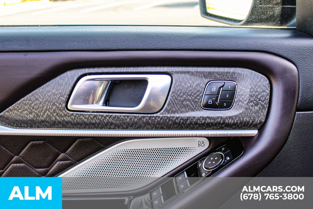 Used 2025 Black Ford Platinum image 31