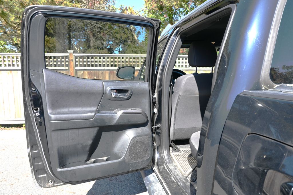Thumbnail: 2017 Toyota Tacoma - 10