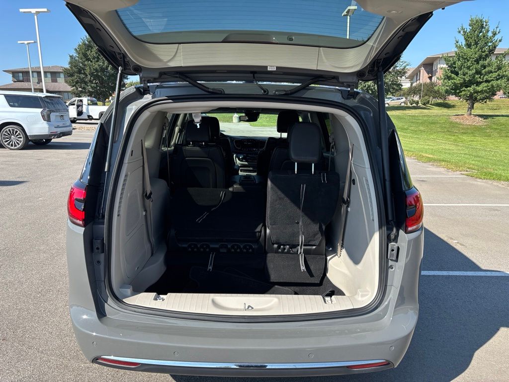 Used 2022 Chrysler Pacifica Van