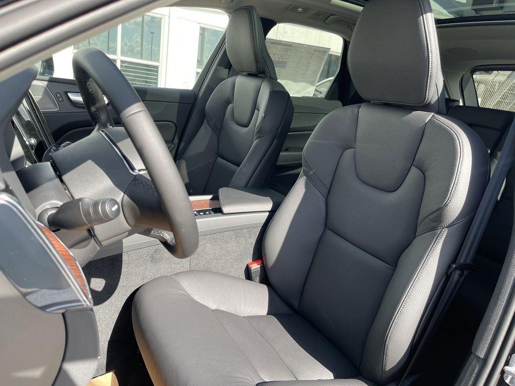 2024 Volvo XC60 B5 Plus Dark Theme photo