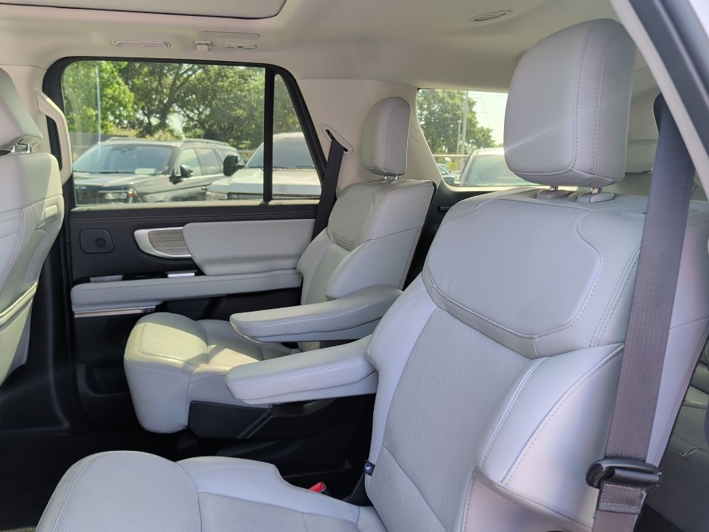 2025 Oxford White Ford Expedition Platinum 4X4 SUV