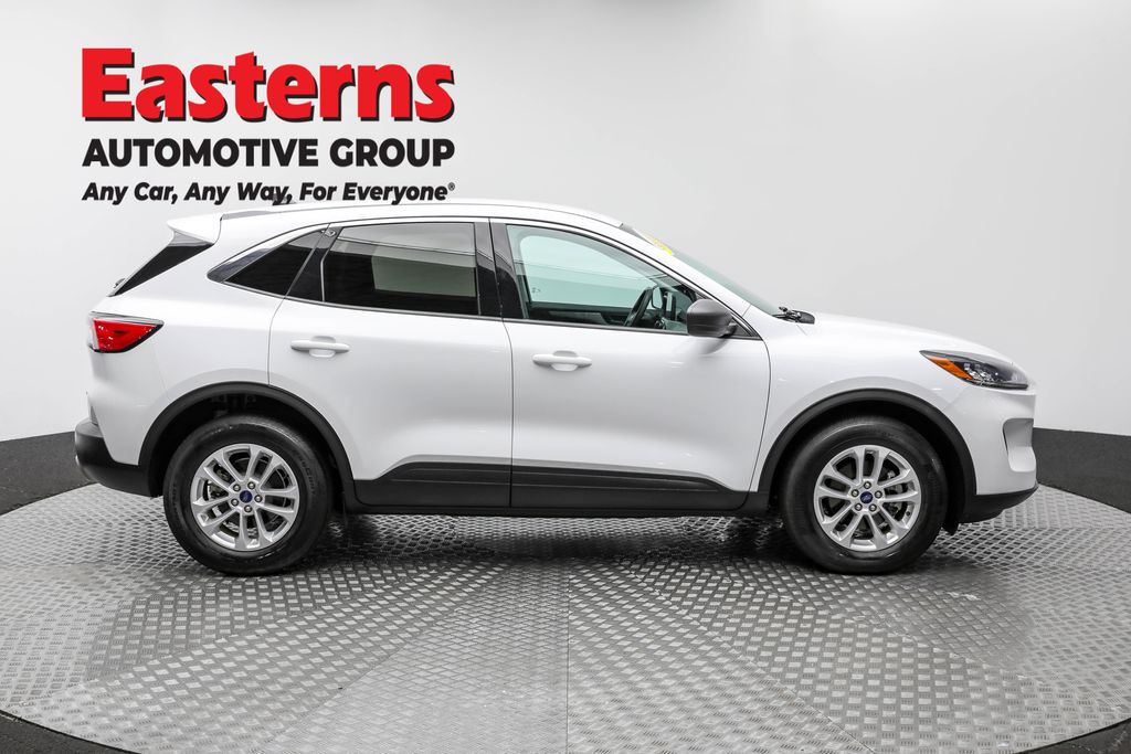 Used 2022 White Ford SE image 4