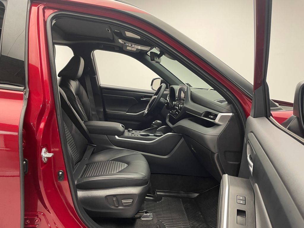 Thumbnail: 2023 Toyota Highlander - 16