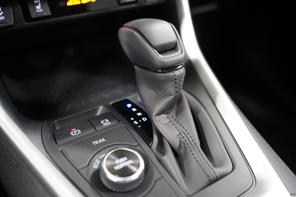 2025 Toyota RAV4 XLE 21