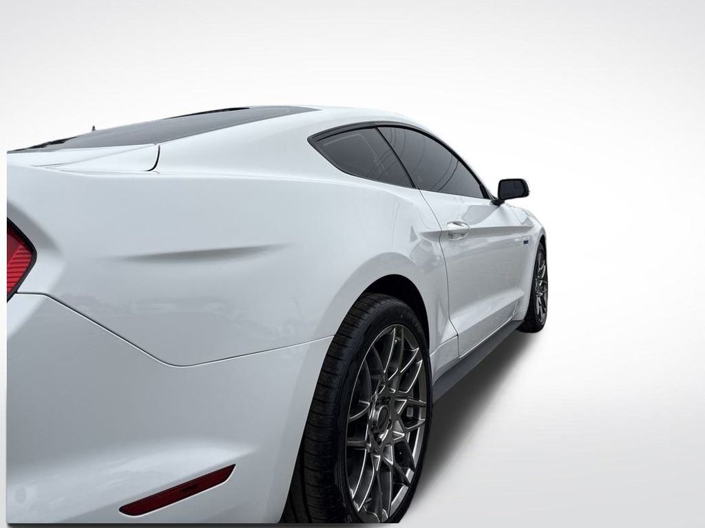 2017 Oxford White Ford Mustang V6 RWD Coupe