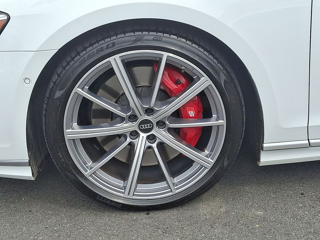 Thumbnail: 2022 Audi S8 - 8