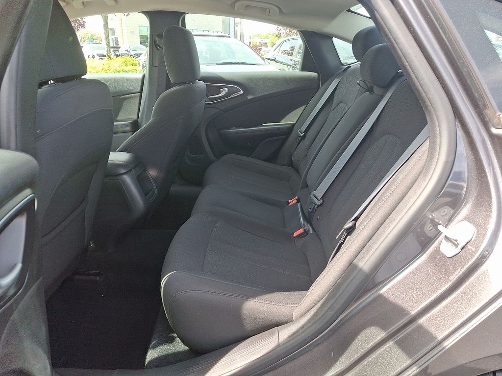 2015 Chrysler 200 Limited 10