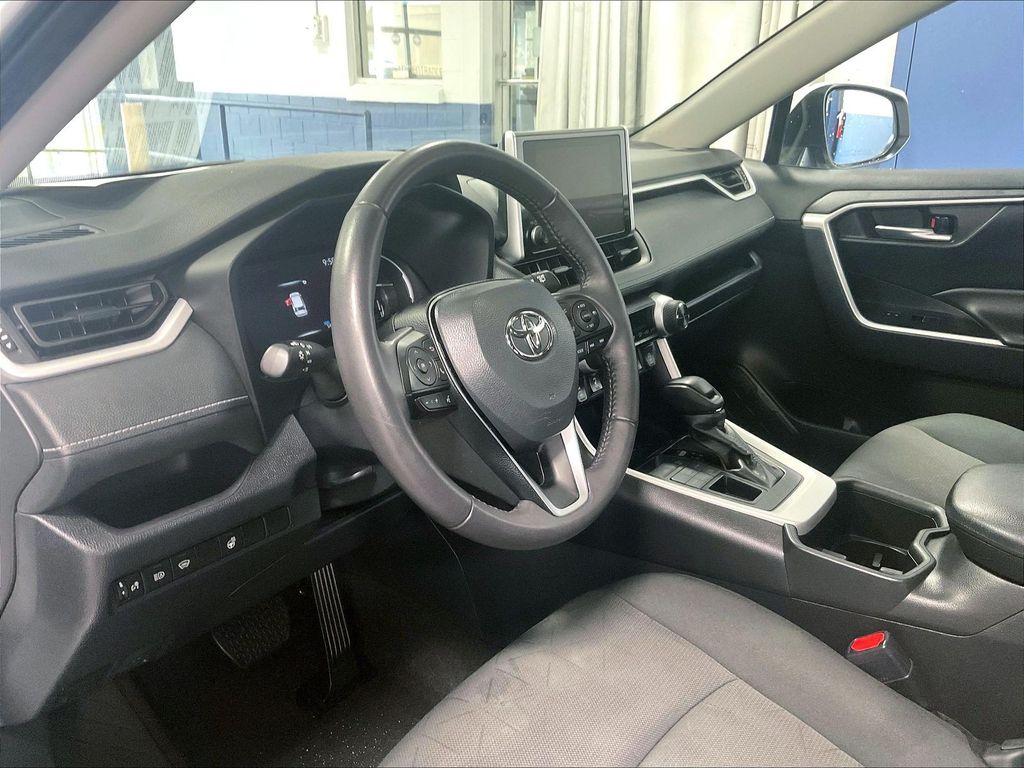 2024 Toyota RAV4 — photo 8