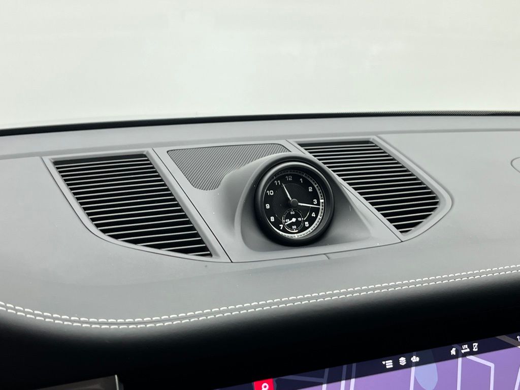 Thumbnail: 2022 Porsche Macan - 25