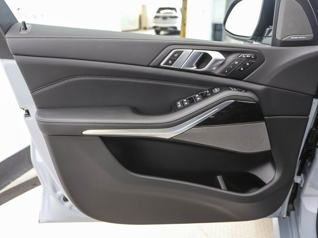Thumbnail: 2026 BMW X7 - 10