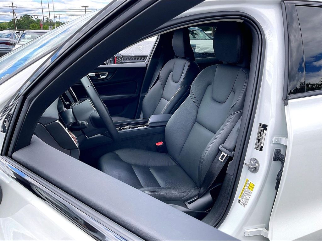 2025 Volvo V60 Cross Country — photo 9