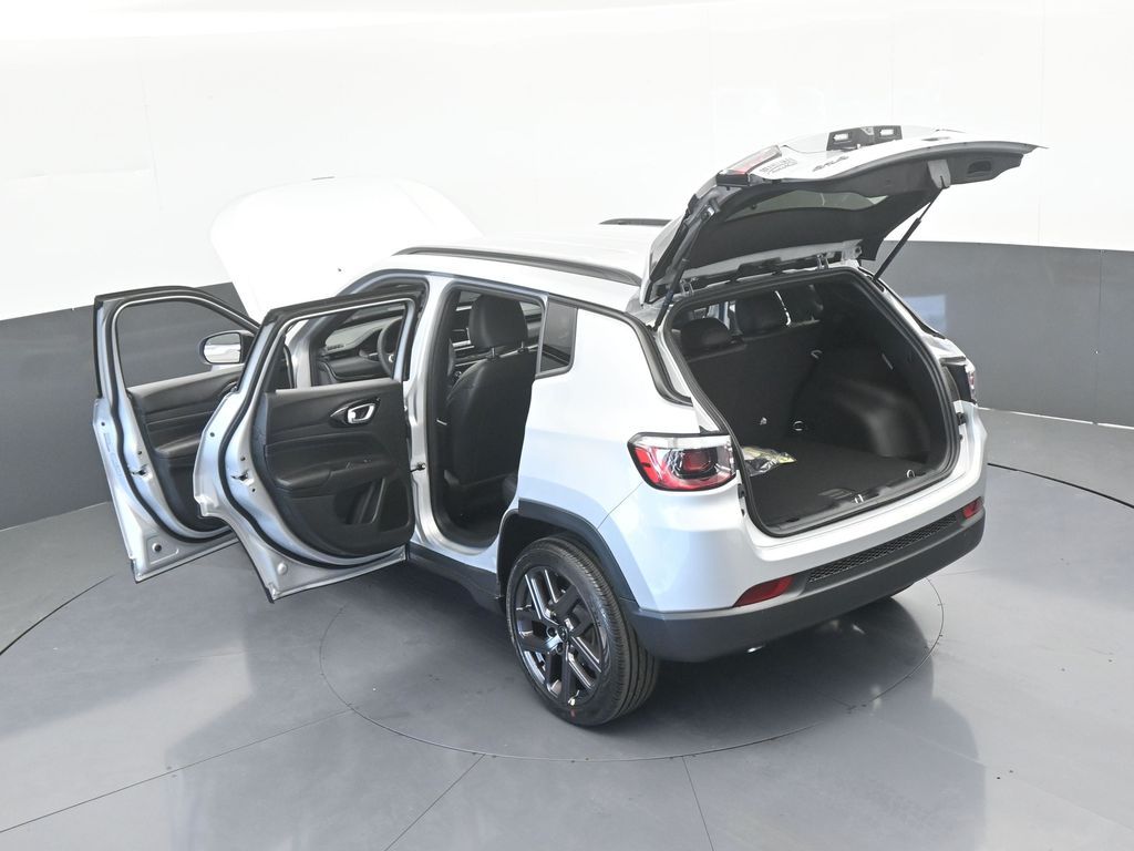 New 2026 silver zynith metallic clearcoat Jeep Latitude image 62