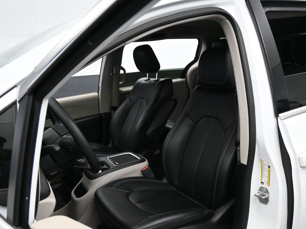 Used 2024 Bright White Clearcoat Chrysler Select image 10