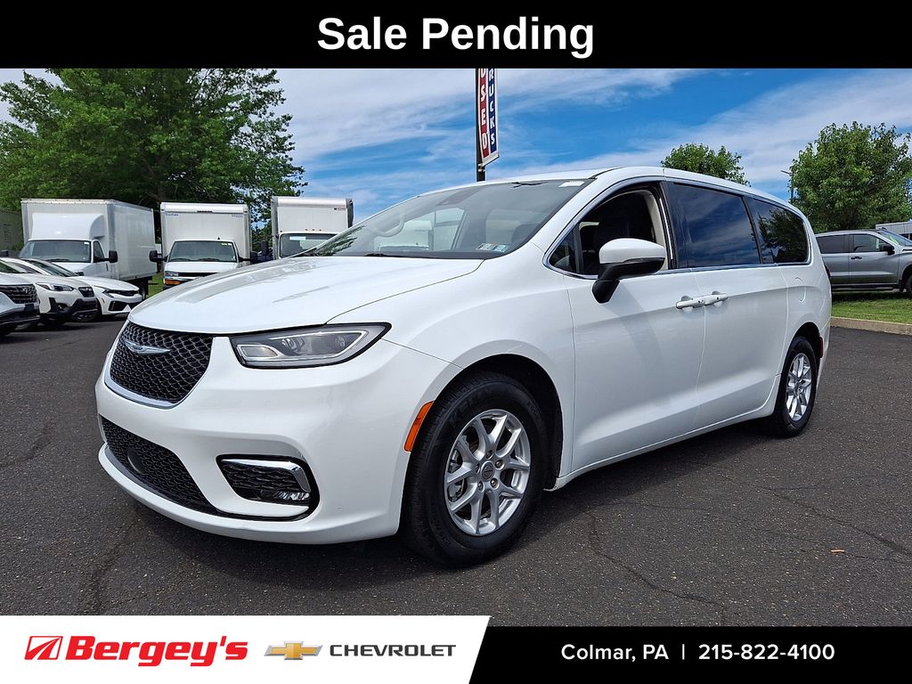 Bright White Clearcoat 2023 Chrysler Pacifica Minivan Front-Wheel Drive 9-Speed Automatic