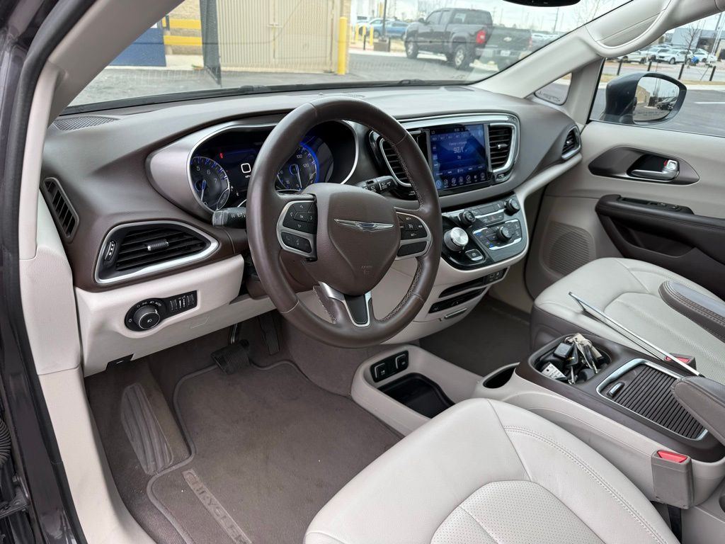 Thumbnail: 2017 Chrysler Pacifica - 7