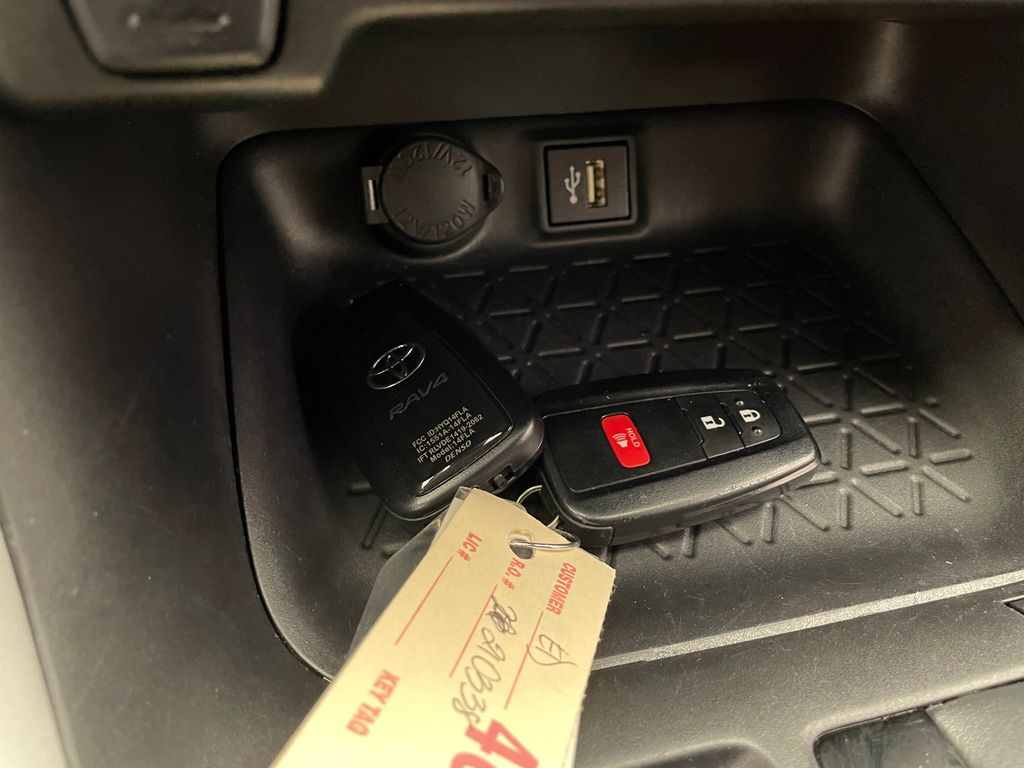 2024 Toyota RAV4 XLE 28