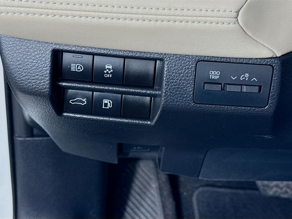 Thumbnail: 2021 Toyota Avalon - 10