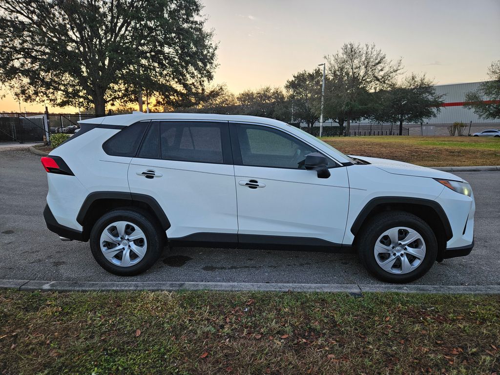 2023 Toyota RAV4 LE 6