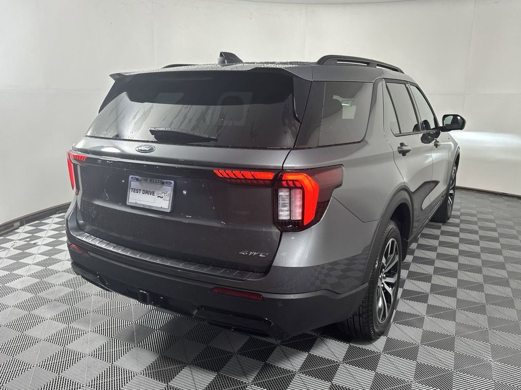 2025 Ford Explorer ST-Line 7