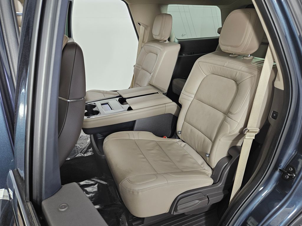 Thumbnail: 2022 Lincoln Navigator - 22