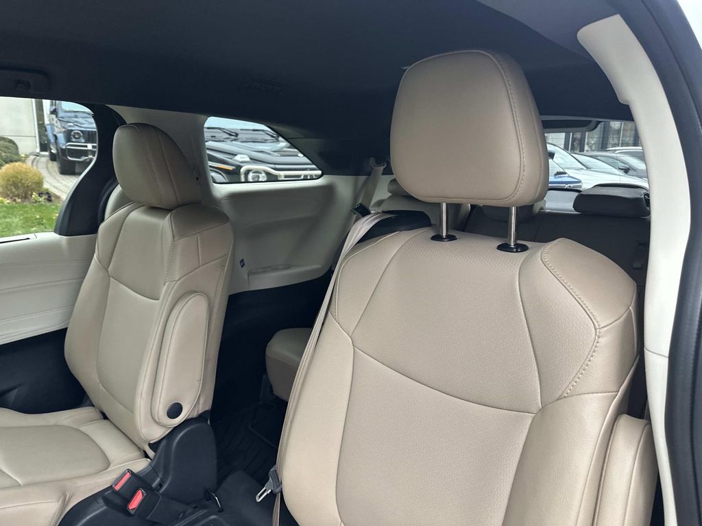 Thumbnail: 2024 Toyota Sienna - 32