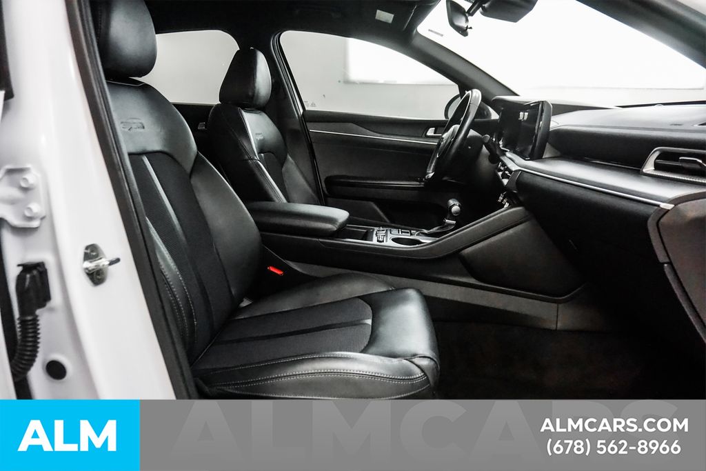 Used 2022 White Kia GT-Line image 19