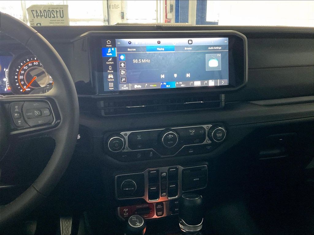 2026 Jeep Gladiator — photo 17