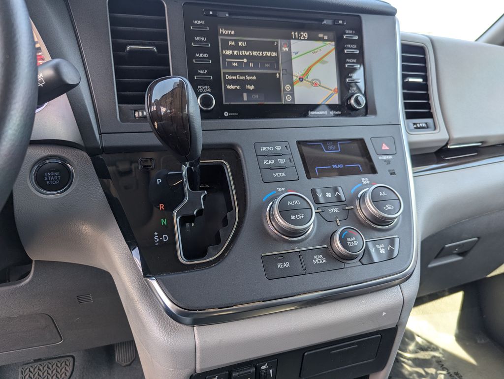 2019 Toyota Sienna XLE 17